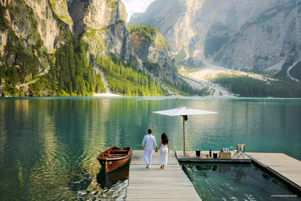 Ensaio tipo elopement wedding no Lago di Braies nas Dolomitas para casal gestante