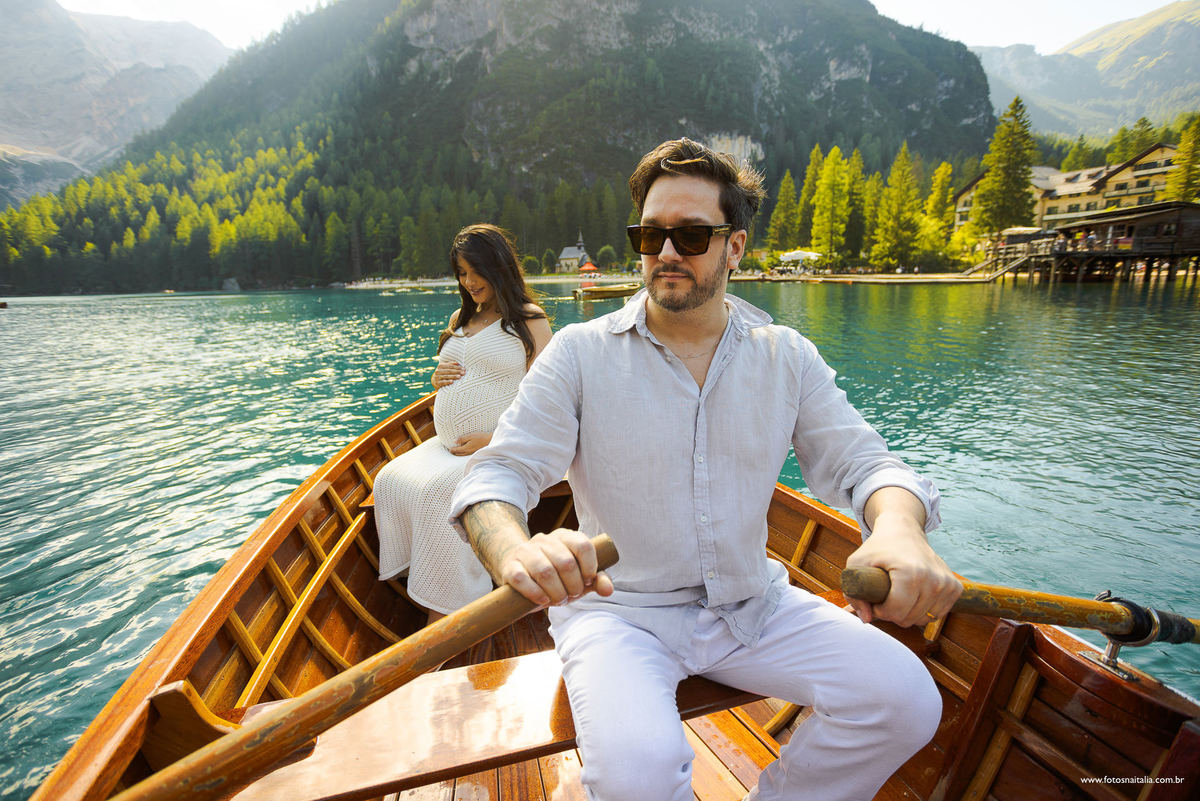 Fotografia e filmagem na Itália no Lago di Braies de ensaio de Gestante com fotógrafo brasileiro