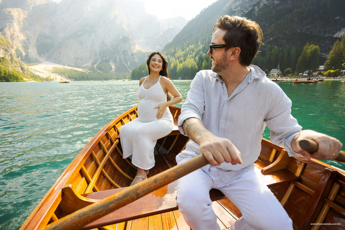 Barquinho barco de madeira com fotógrafo no Lago di Braies ensaio luxo fotógrafo na Itália
