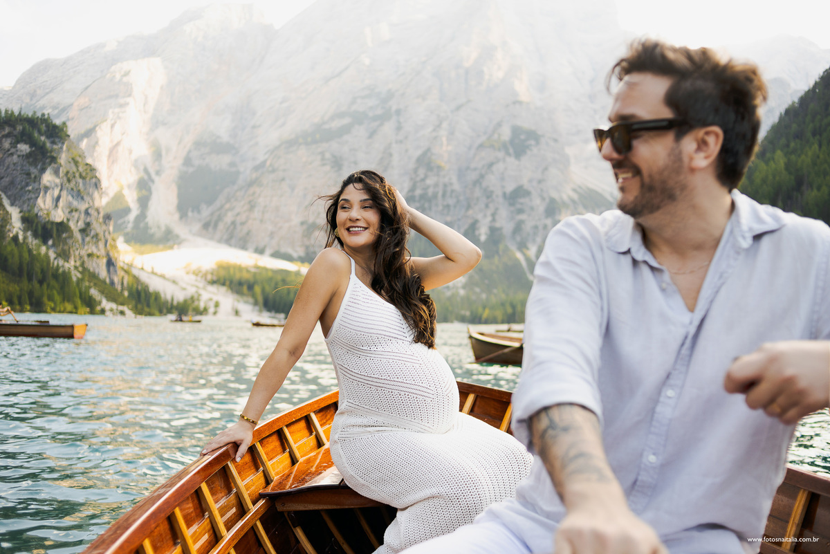 casal no Lago di Braies ensaio de gestante nas Dolomitas