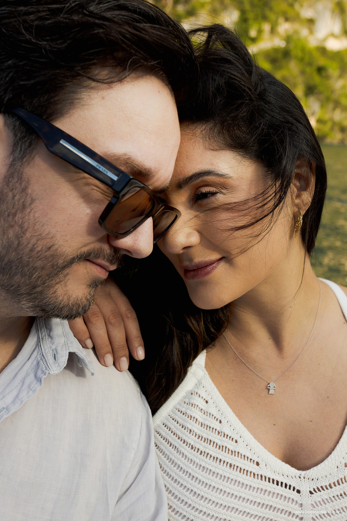 fotos românticas nas Dolomitas de casal sessão fotográfica com empresa de confiança