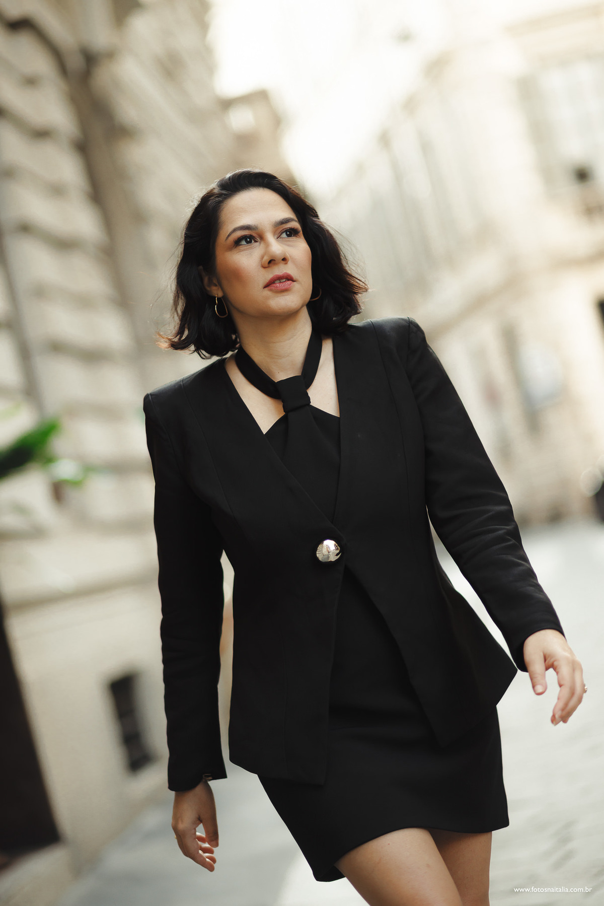 milão ensaio individual fotógrafo fotos na italia mulher caminhando