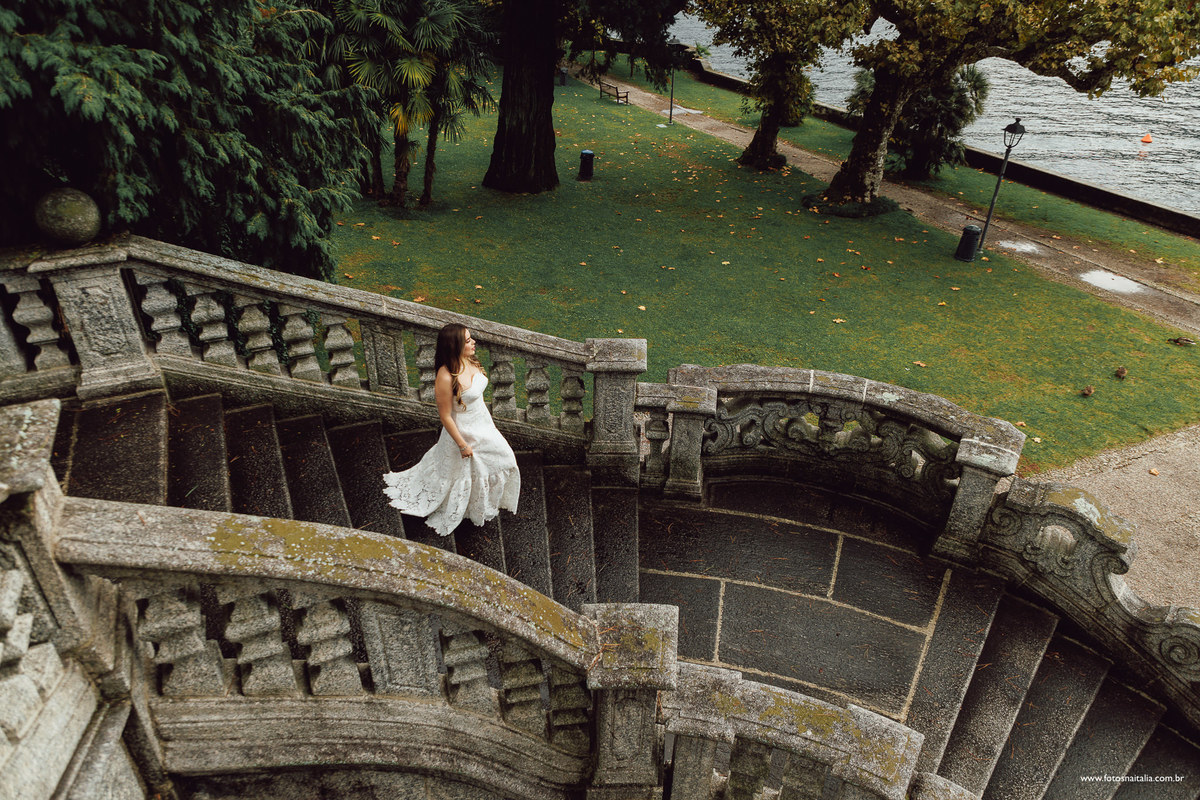 escadaria escada portão lago di como fotógrafo vestido noiva
