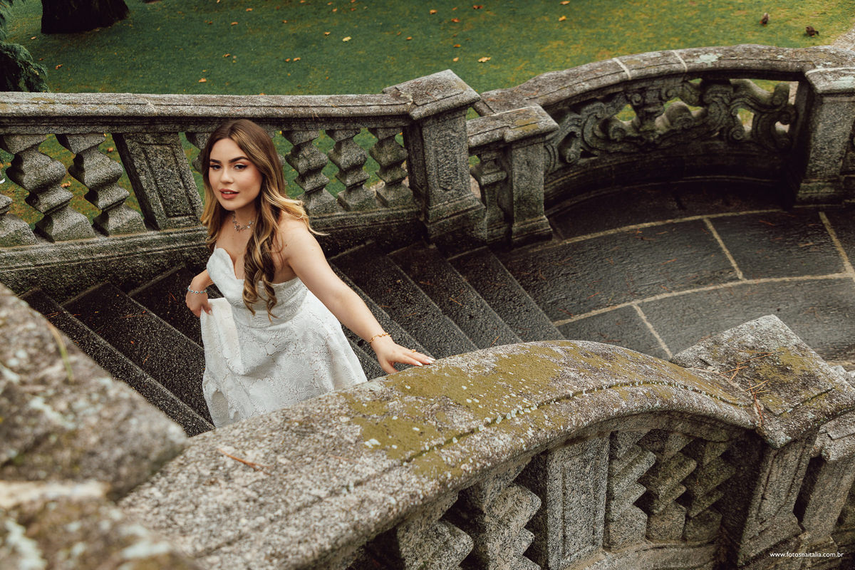 escadaria escada portão lago di como fotógrafo vestido noiva varenna