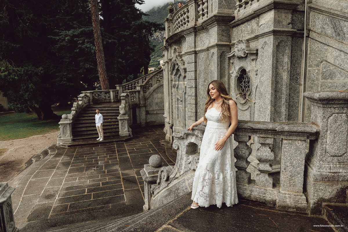 casal no lago di como fotógrafo filmagem barco