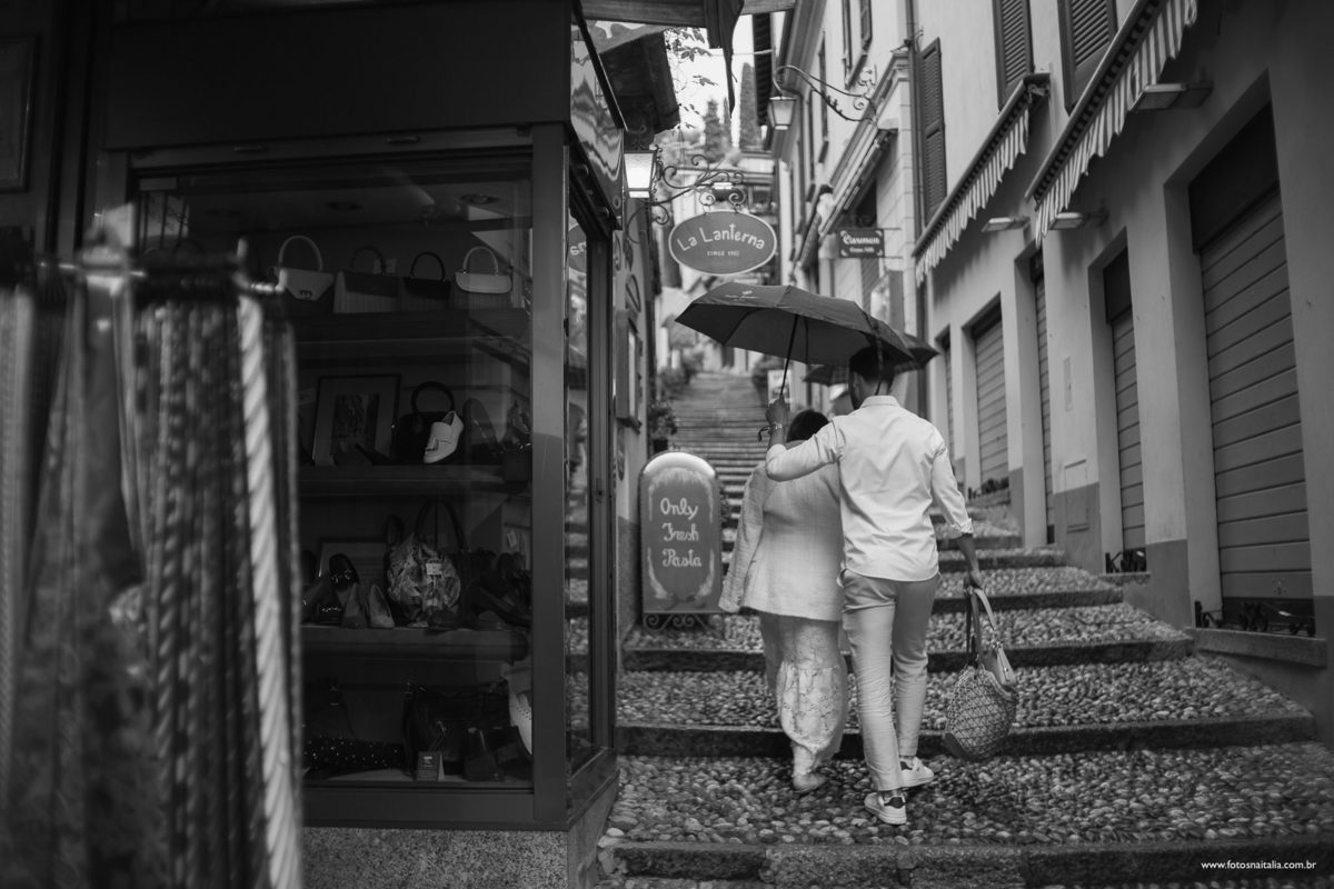 ensaio fotografico romantico em bellagio lago di como casal fotógrafo dia de chuva