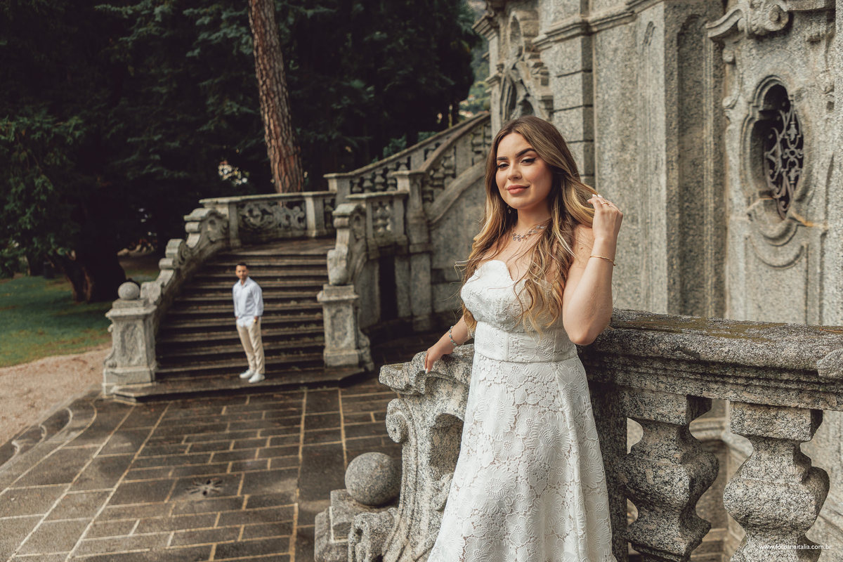 casal no lago di como fotógrafo filmagem barco