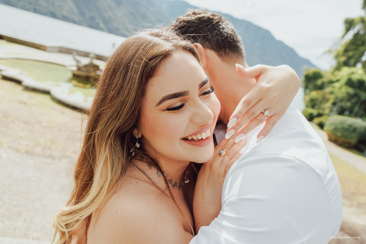 noiva feliz no lago di como passeio com pedido de casamento fotografo