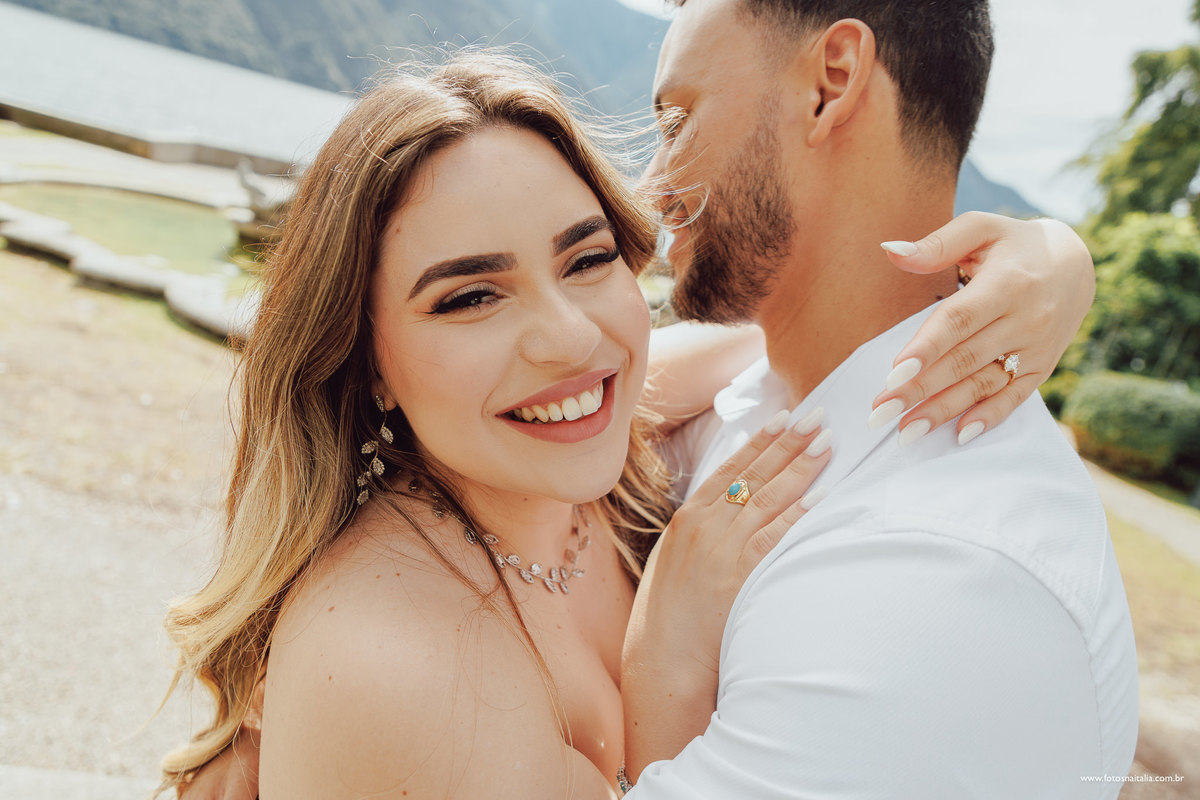 noiva feliz no lago di como passeio com pedido de casamento fotografado na italia