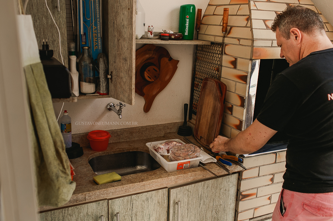 Pai preparando o churrasco em Cuiabá , MT.