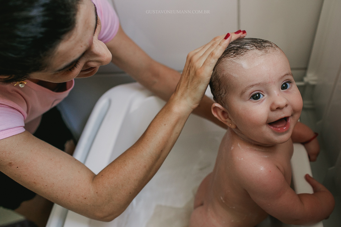 Criança feliz enquanto toma banho.
