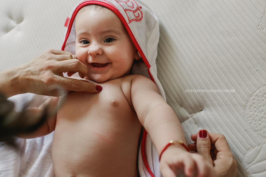 Foto documental de família com criança faceira depois do banho. 