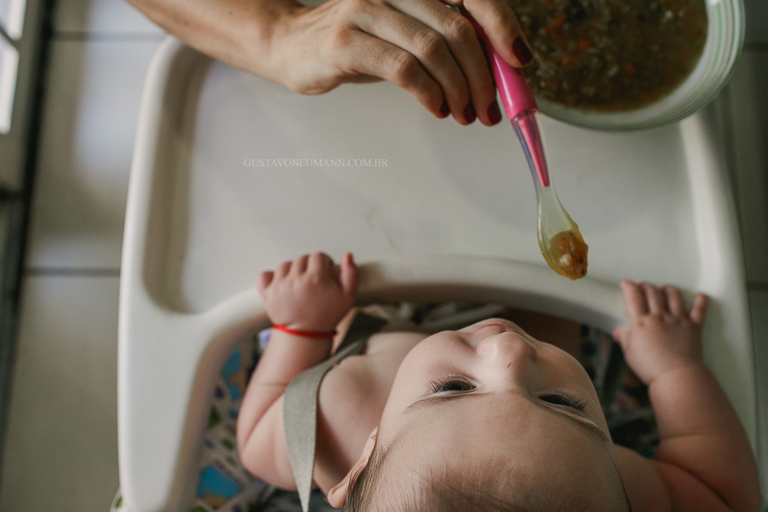 Mamãe dando comida para sua filha.