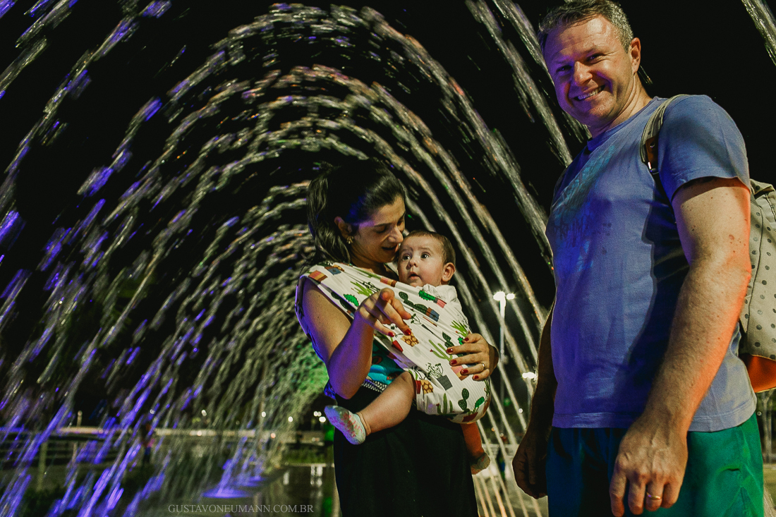 Pais caminhando em parque na cidade de Cuiabá, MT.