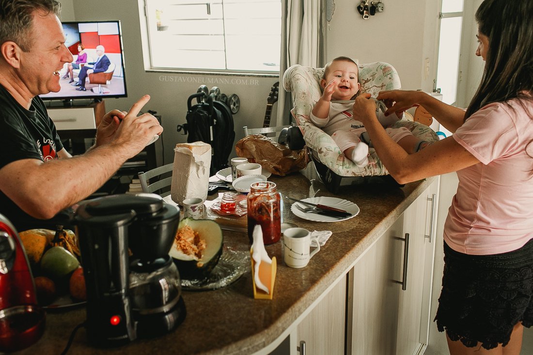 Pais tomando café da manhã com sua filha em Cuiabá, MT.