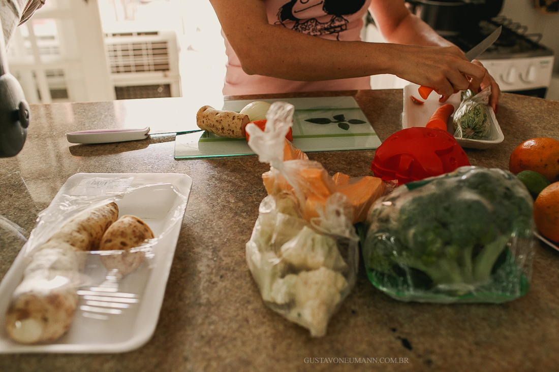 Mamãe preparando o almoço da sua filha em Cuiabá, MT.