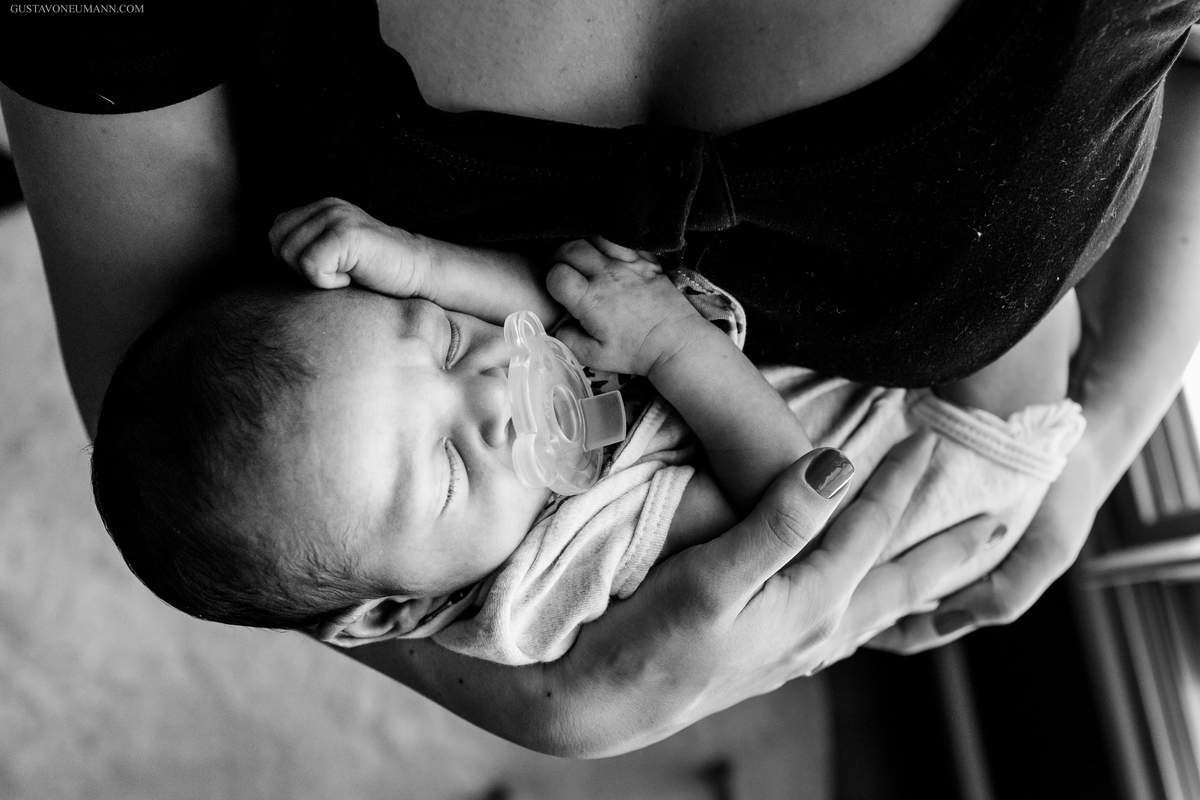 Mamãe com seu filho no colo antes do banho.