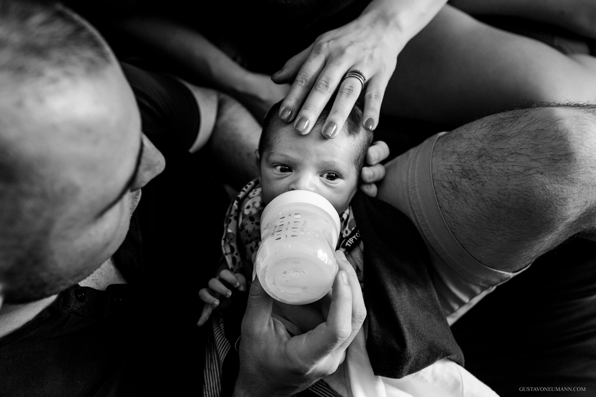 Foto documental de família com seu filho recém nascido.
