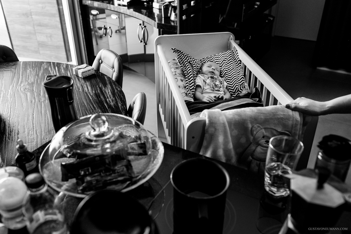 Bebê sendo embalado por sua mãe.