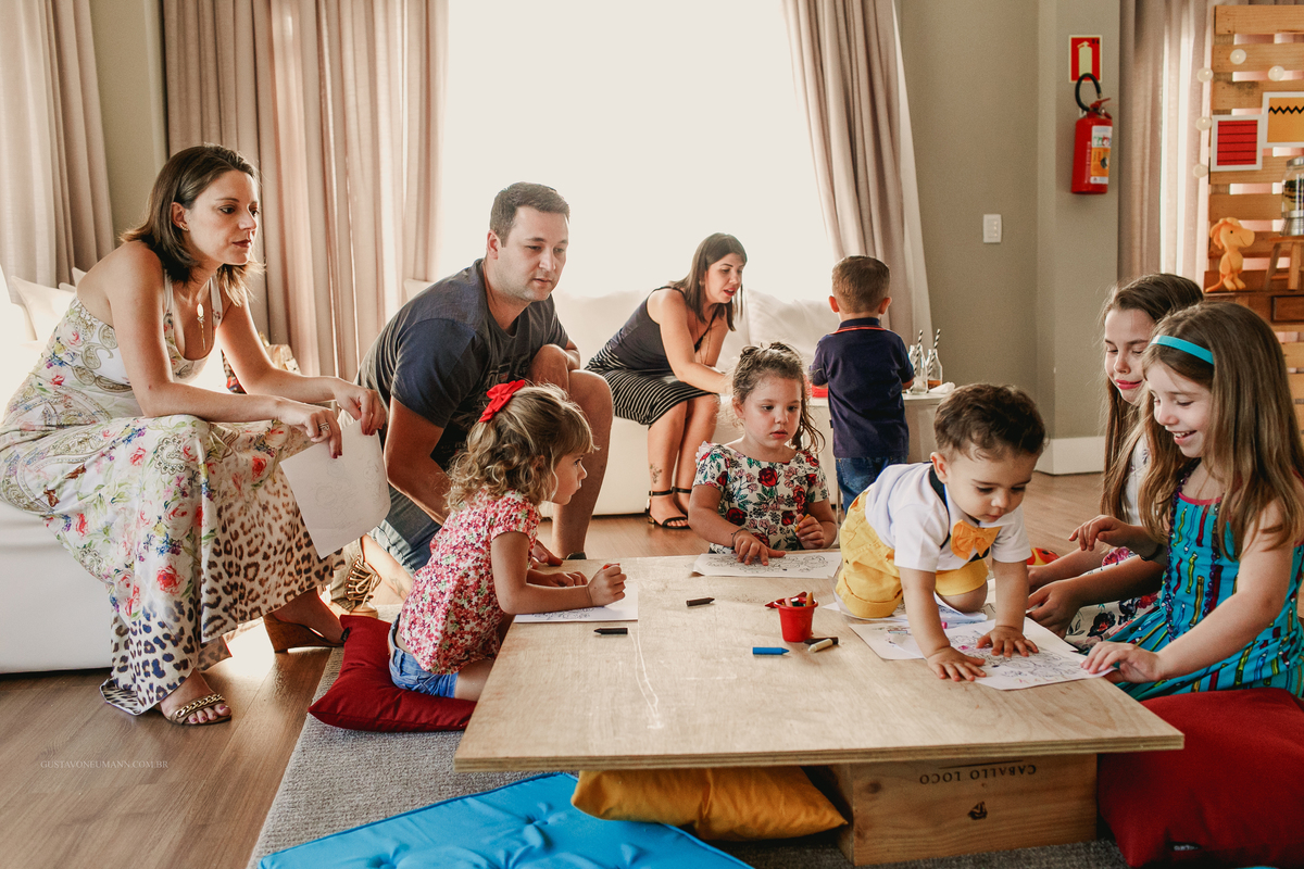 Foto espontânea de aniversariante com seus convidados.