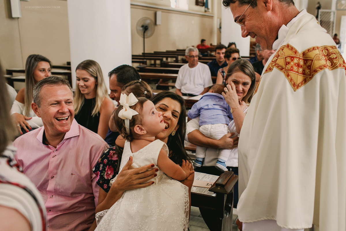 Padre Edson passa para ver criança antes do batizado na Igreja Matriz em São Leopoldo, RS.