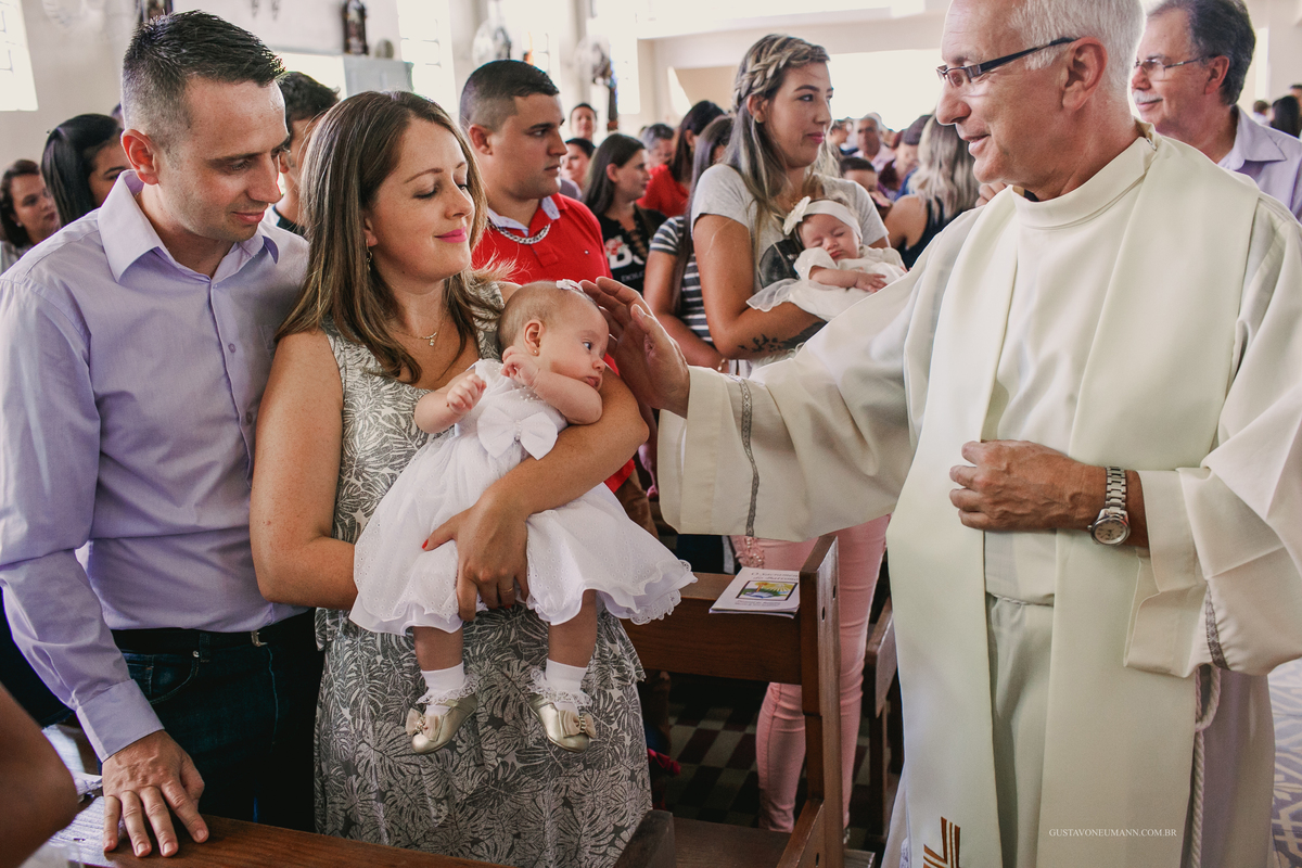 Padre batizando criança na Igreja do Fião em São Leopoldo, RS.