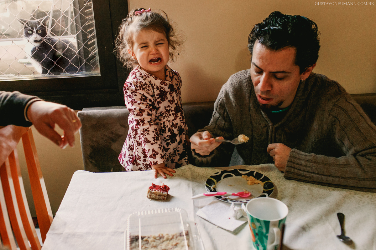 Papai comendo a comida da filha