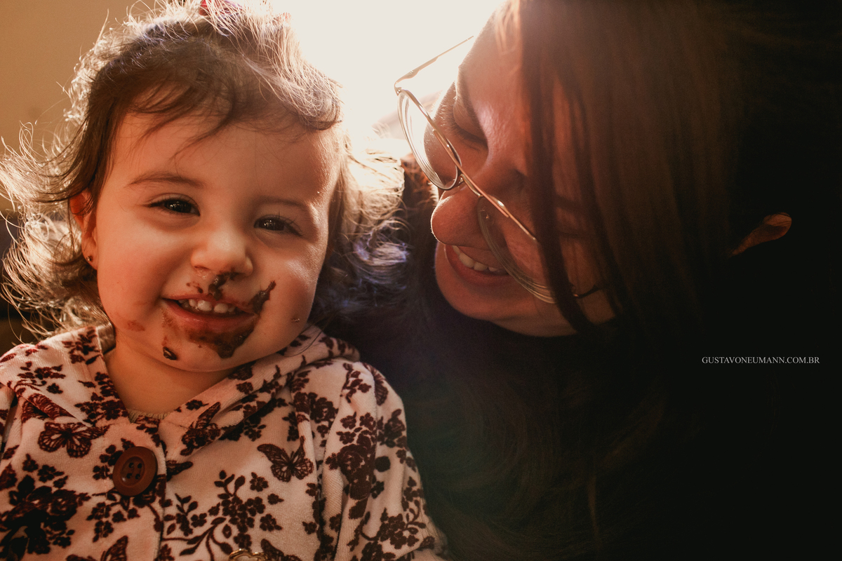 Criança suja de chocolate