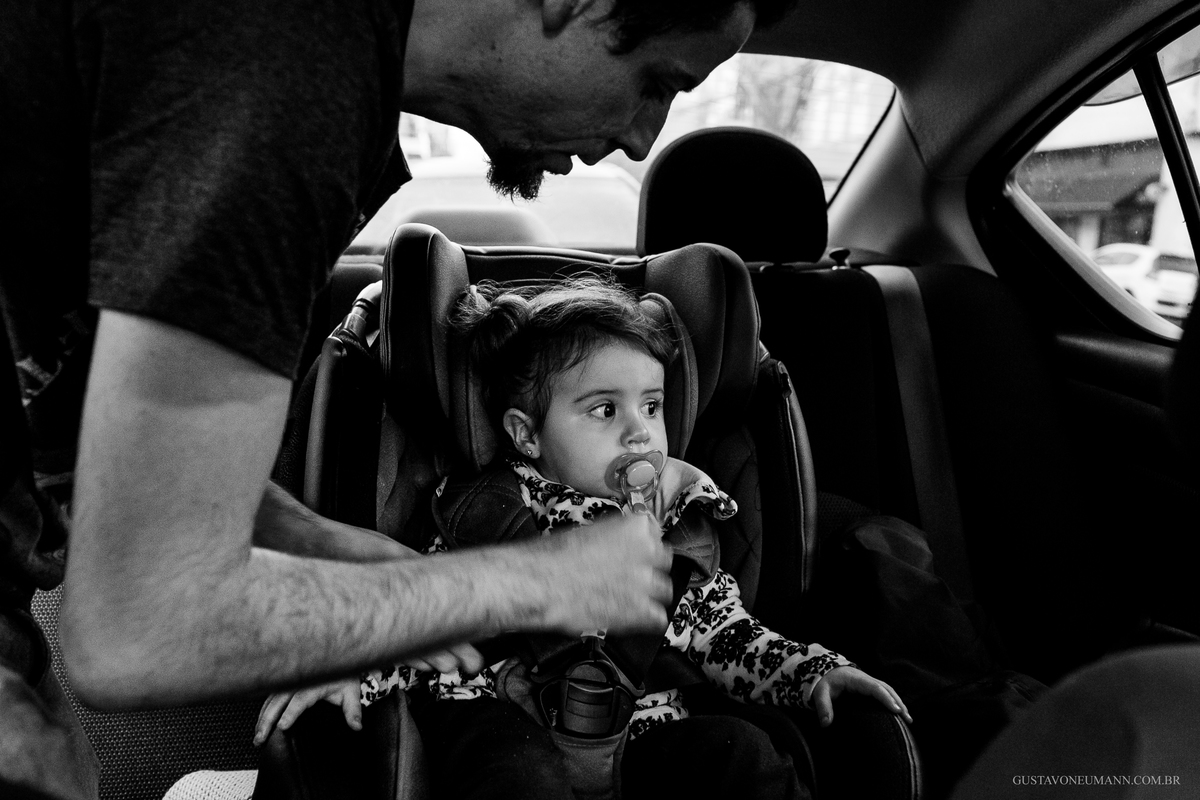 Criança na cadeirinha do carro