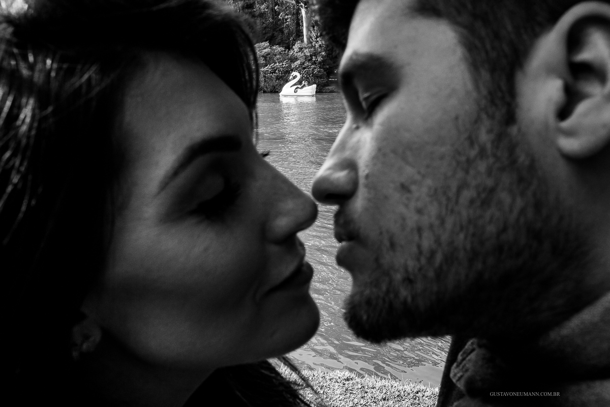 Casal se beijando no lago Negro em Gramado/RS