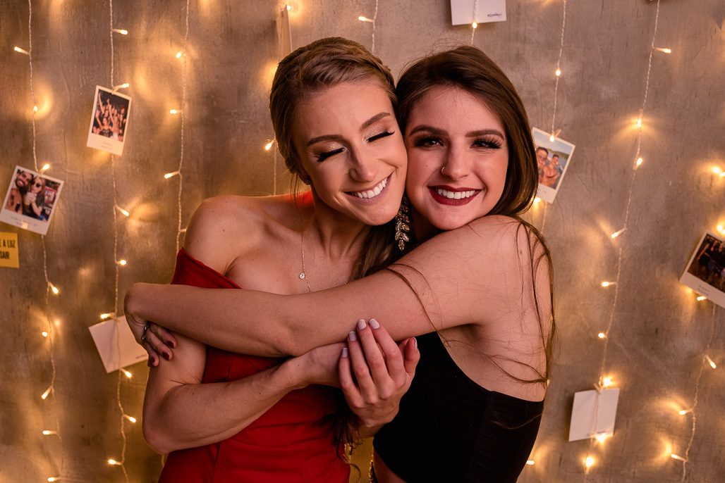 fotografia formatura ensaio prova de toga colação fiergs uniritter formanda direito golden hour fotógrafo porto alegre fotos feminina mulher loira olhos azuis vestido vermelho 