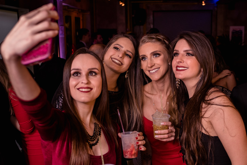 fotografia formatura ensaio prova de toga colação fiergs uniritter formanda direito golden hour fotógrafo porto alegre fotos feminina mulher loira olhos azuis vestido vermelho 