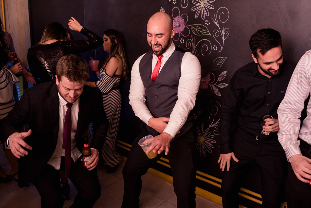 fotografia formatura ensaio prova de toga colação fiergs uniritter formanda direito golden hour fotógrafo porto alegre fotos feminina mulher loira olhos azuis vestido vermelho 