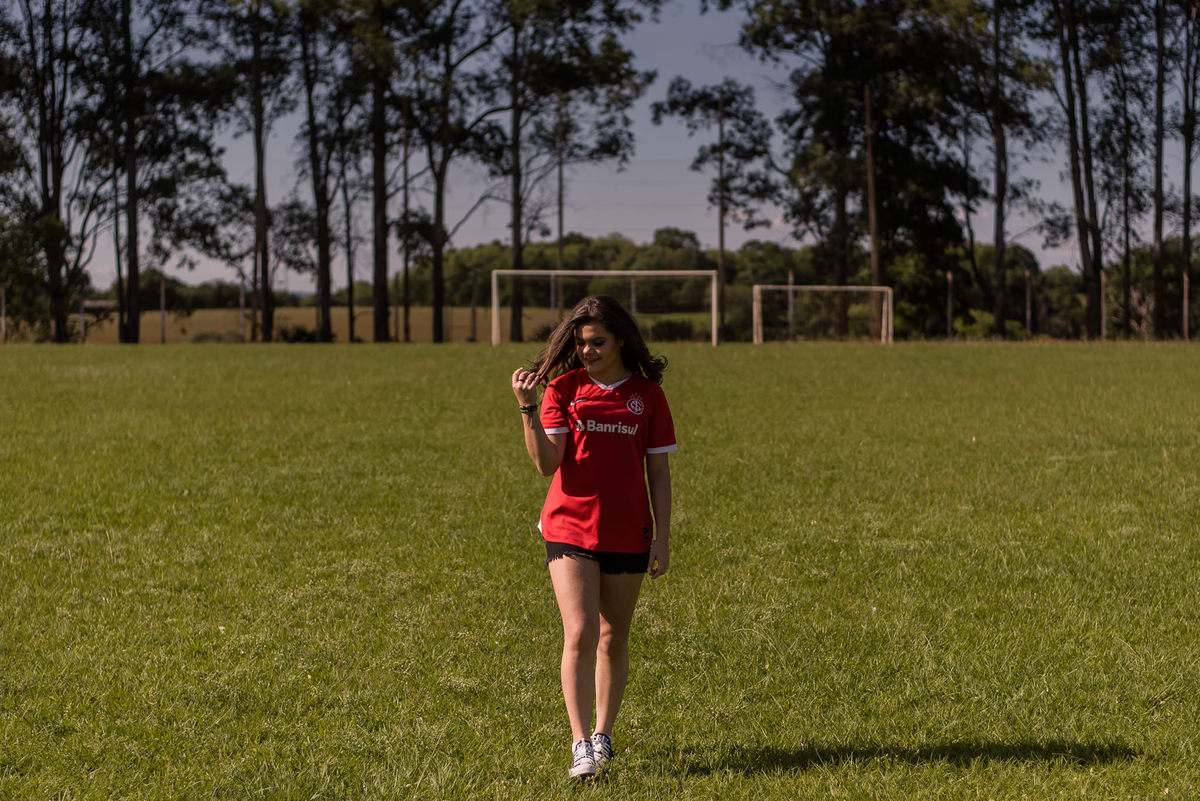 ensaio feminino 15 anos porto alegre debutante bat mitzvah internacional colorado santo angelo modelo campo de futebol gramado arvores vermelho camisa