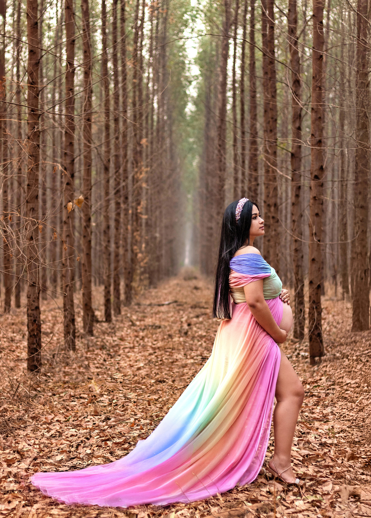 Ensaio fotográfico de grávida em cenário natural, com Layany irradiando felicidade e conexão com a natureza.
