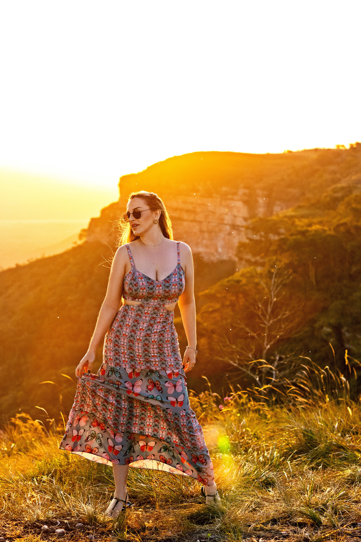 Ensaio ao pôr do sol com Glauciane Tumelero na Chapada dos Guimarães. Fotos deslumbrantes em um mirante de tirar o fôlego, que realçam a conexão entre natureza e beleza feminina.
