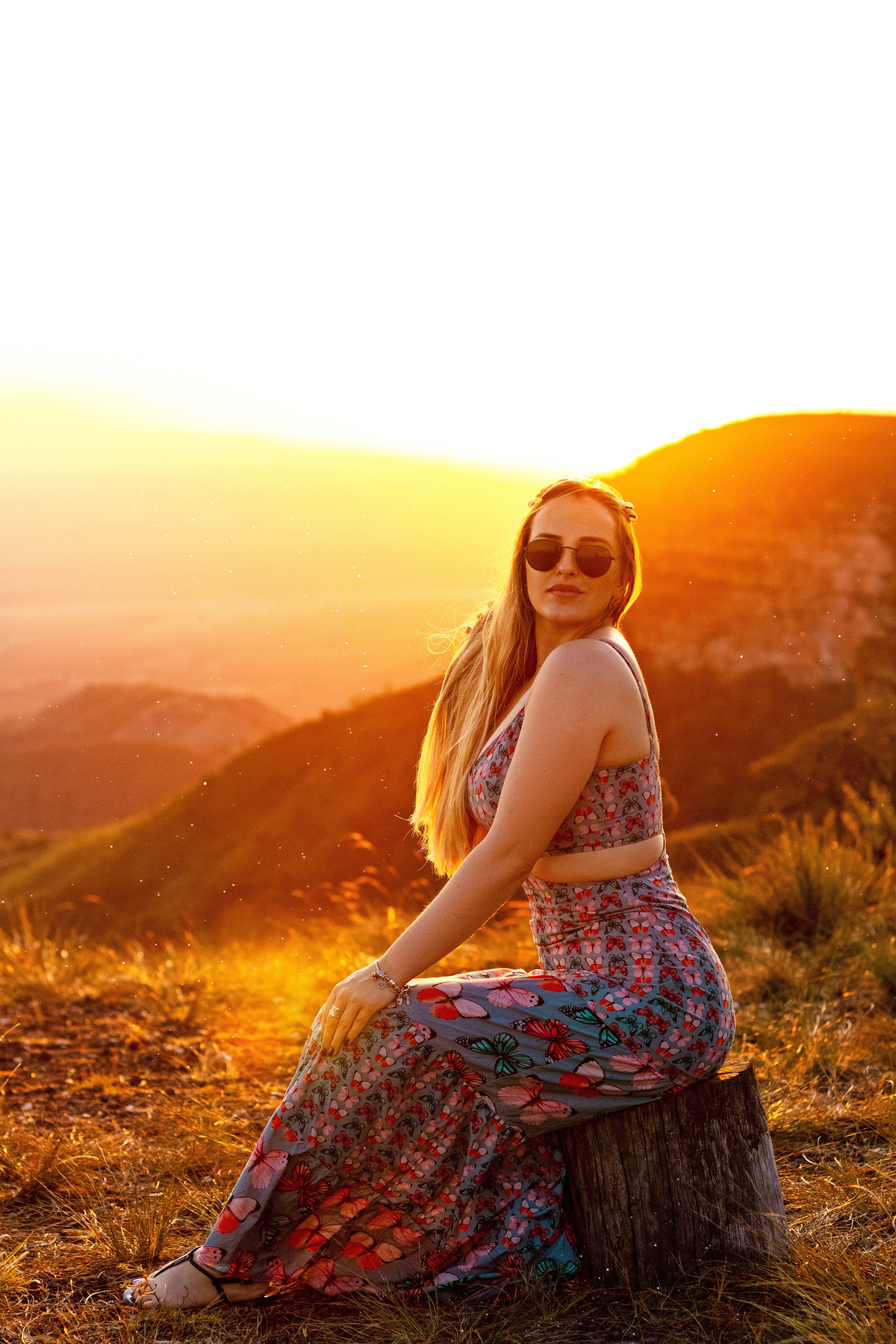 Glauciane Tumelero no pôr do sol da Chapada dos Guimarães: um ensaio fotográfico encantador e cheio de luz, perfeito para eternizar momentos ao ar livre.