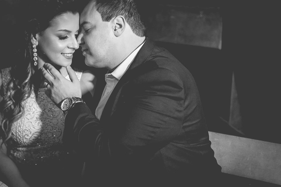 Momento de carinho e sentimentos, na mini sessão após casamento no civil