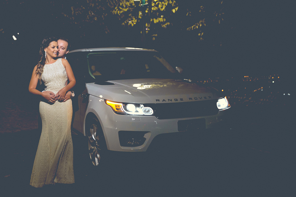 Fotos do casal, aproveitando a beleza do carro. 
