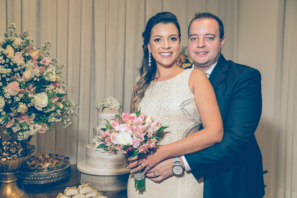 Noivos na recepção, fotos com o buquê