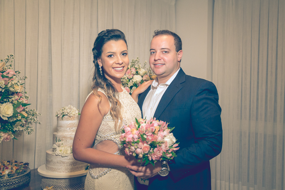 Fotos do casal no salão de festas. 