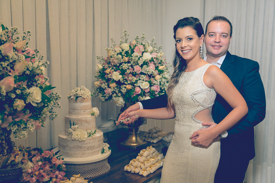 Foto do casal cortando o bolo, foto clássica em casamento.