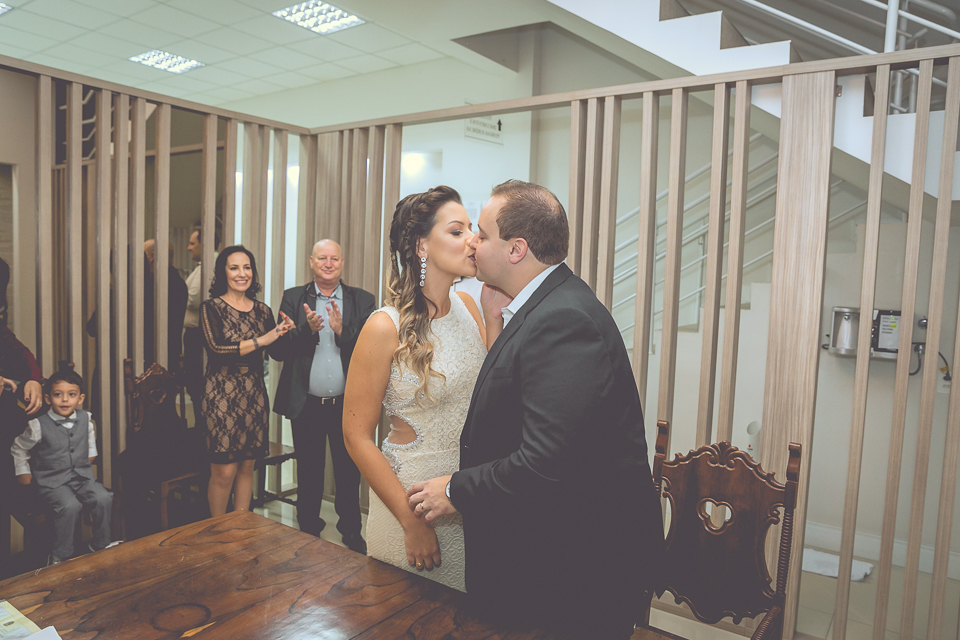 Beijo dos recém casados na cerimônia de casamento civil