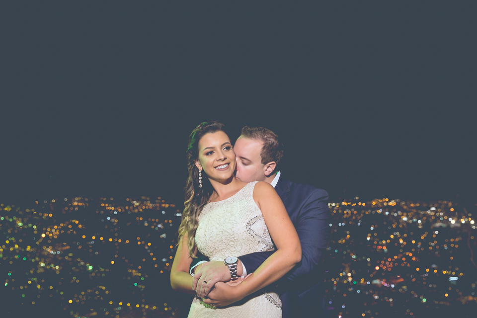 Ensaio dos recém casados no morro da cruz, em Itajaí, fotos entre a celebração e a recepção