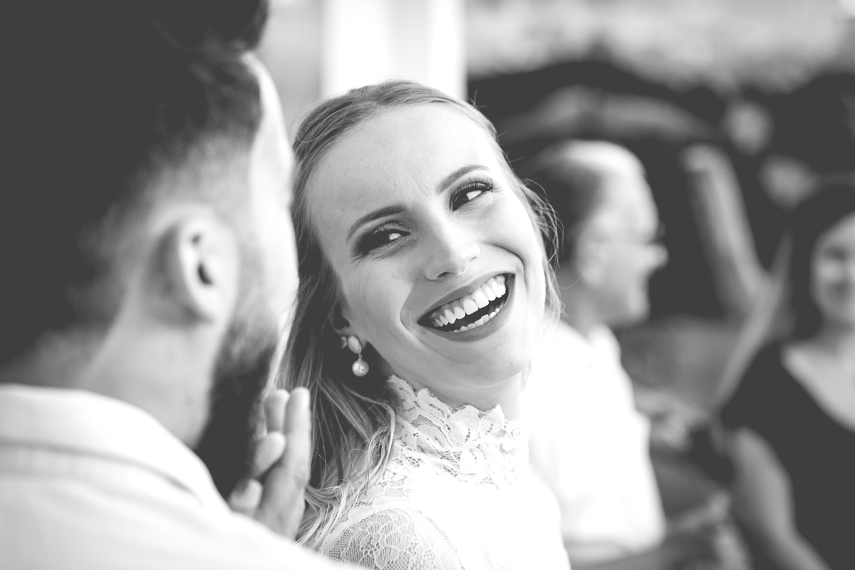 Alegria da noiva na celebração do noivado 