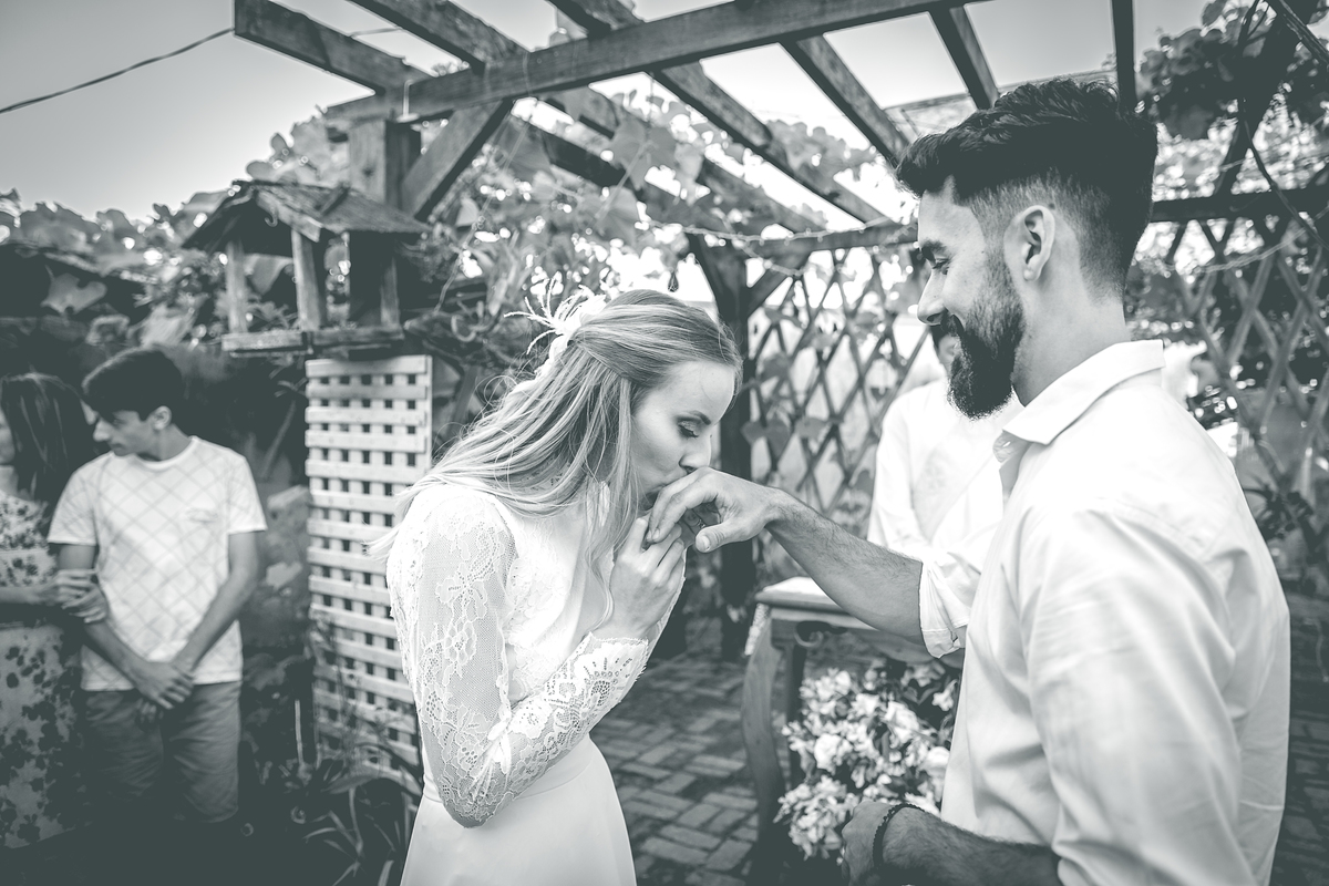 Beijo da noiva na aliança. 