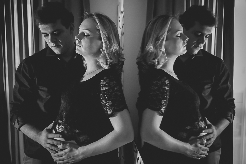 casal curtindo os bebês com carinho na barriga;