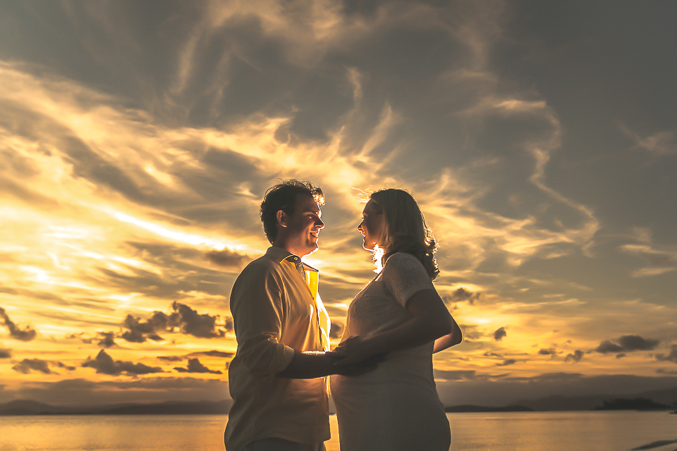 Olhar entre o casal na sessão gestante nesse por do sol lindo de Santo Antônio de Lisboa