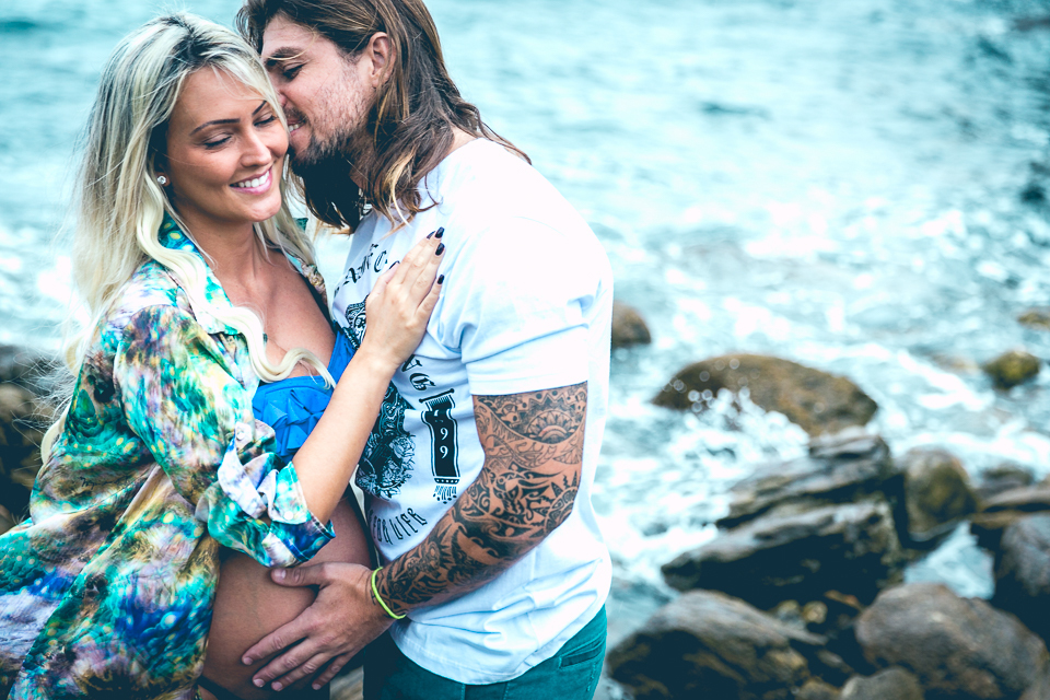 Um carinho entre o casal à espera do primeiro filho deles.