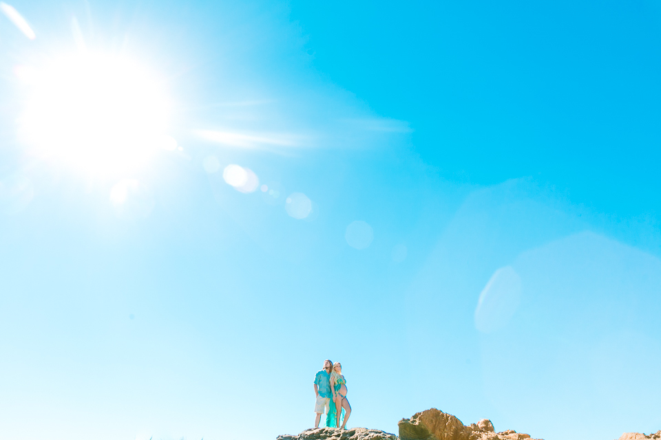Casal top, posando para as fotos nas pedras da praia de Cabeçudas